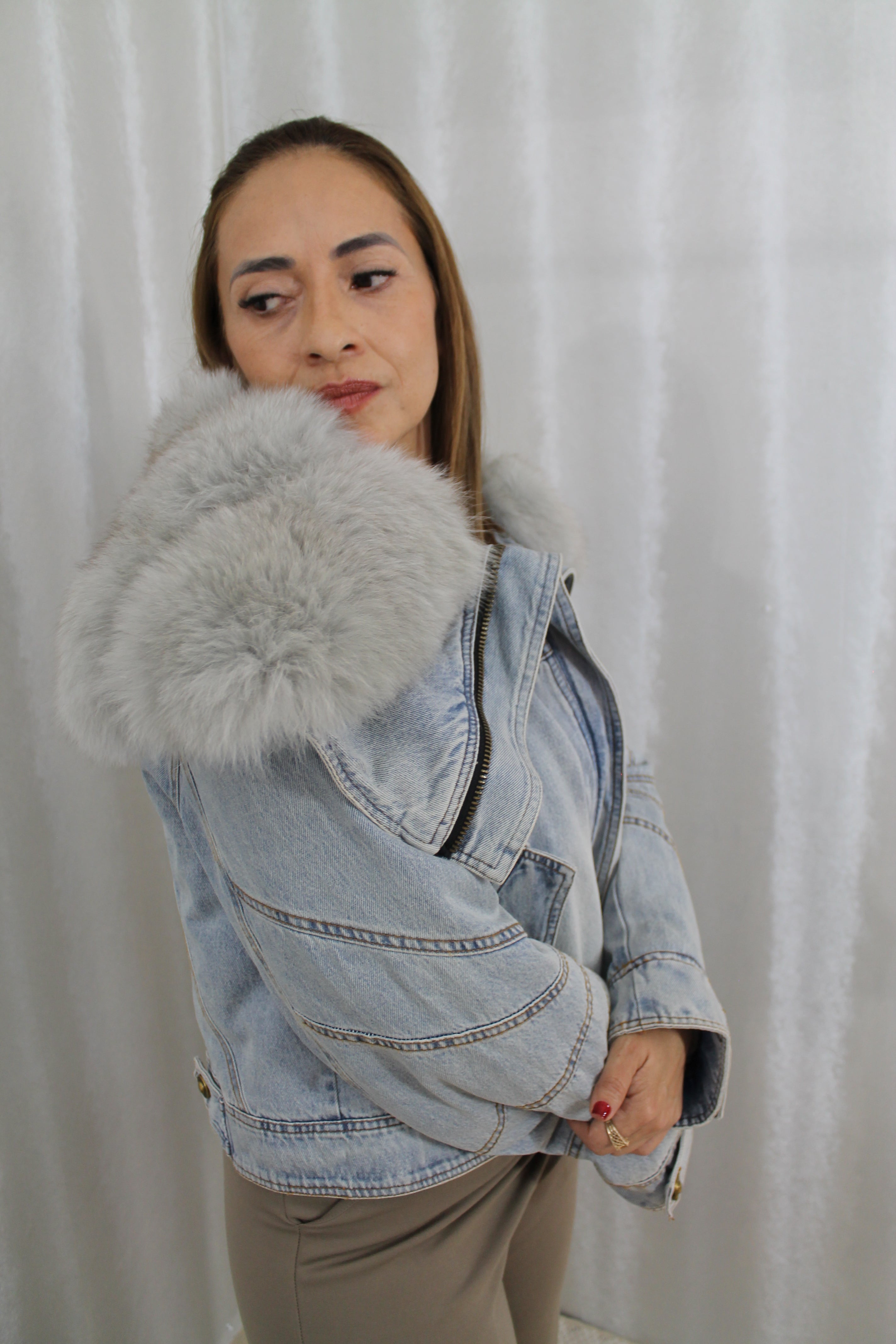 Chaqueta Denim con Cuello de Piel de Zorro – Diana Rosh