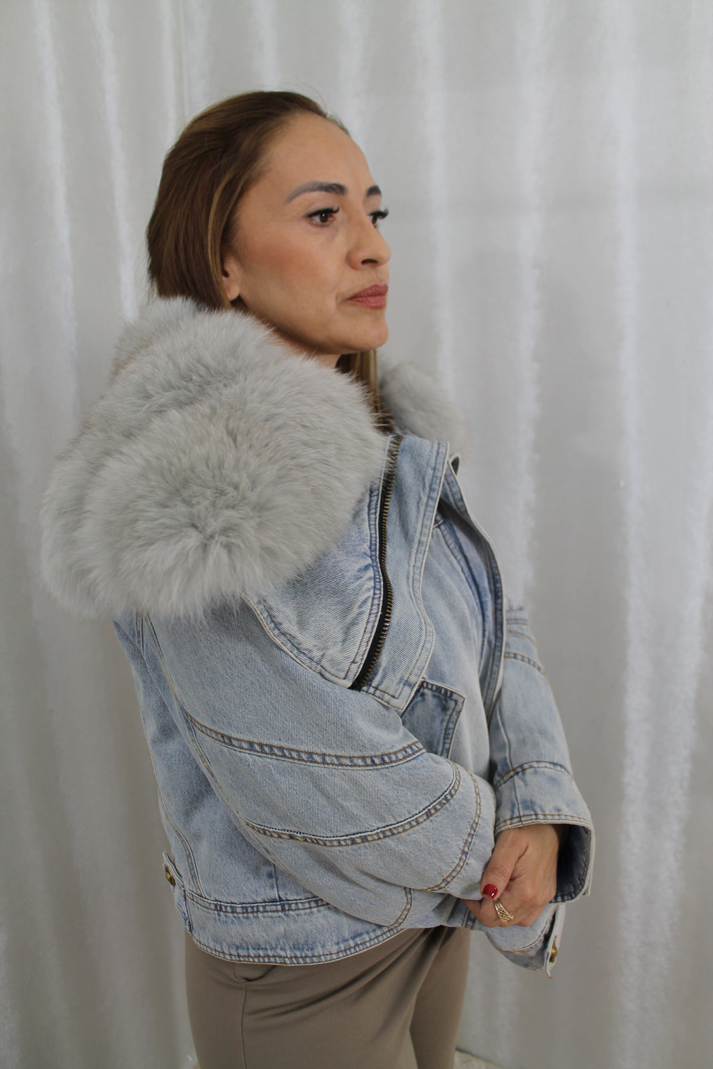 Chaqueta Denim con Cuello de Piel de Zorro – Diana Rosh