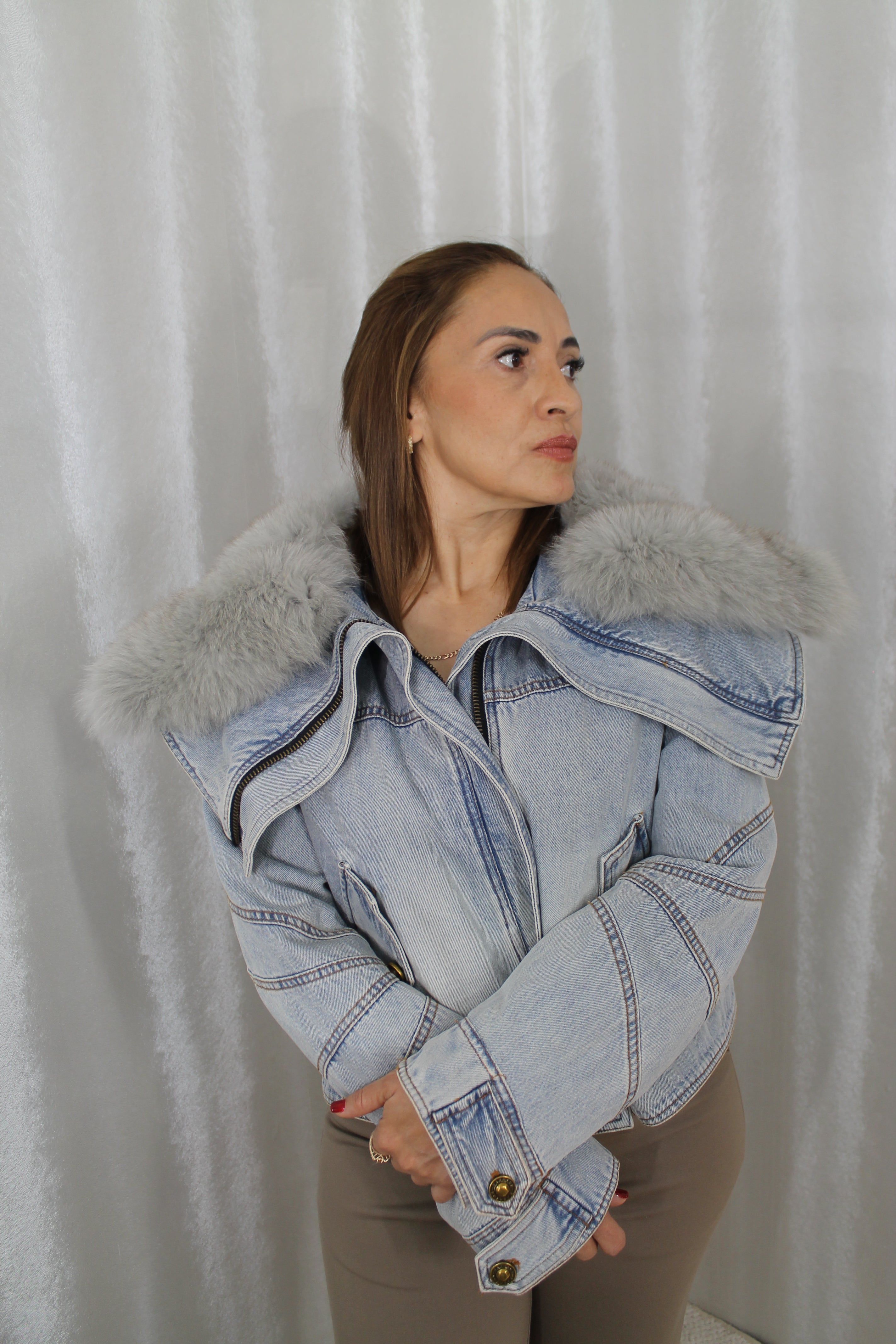 Chaqueta Denim con Cuello de Piel de Zorro – Diana Rosh