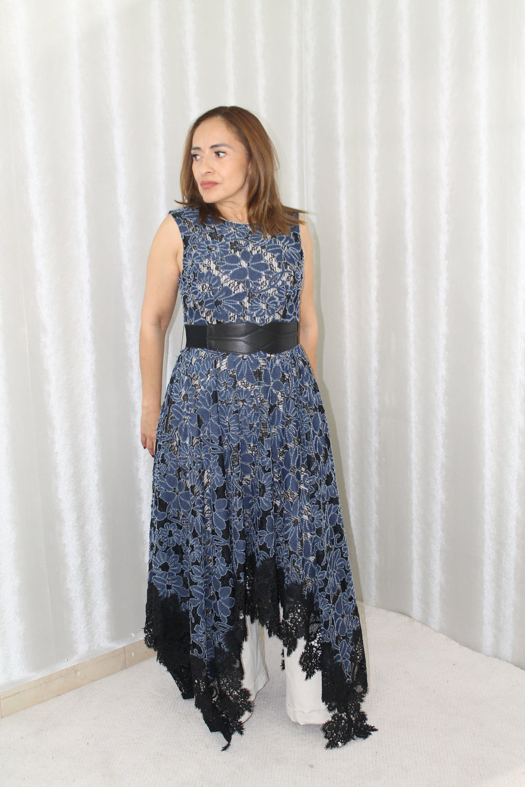 Vestido Largo de Encaje Azul con Bajo Asimétrico – Elegancia Sofisticada