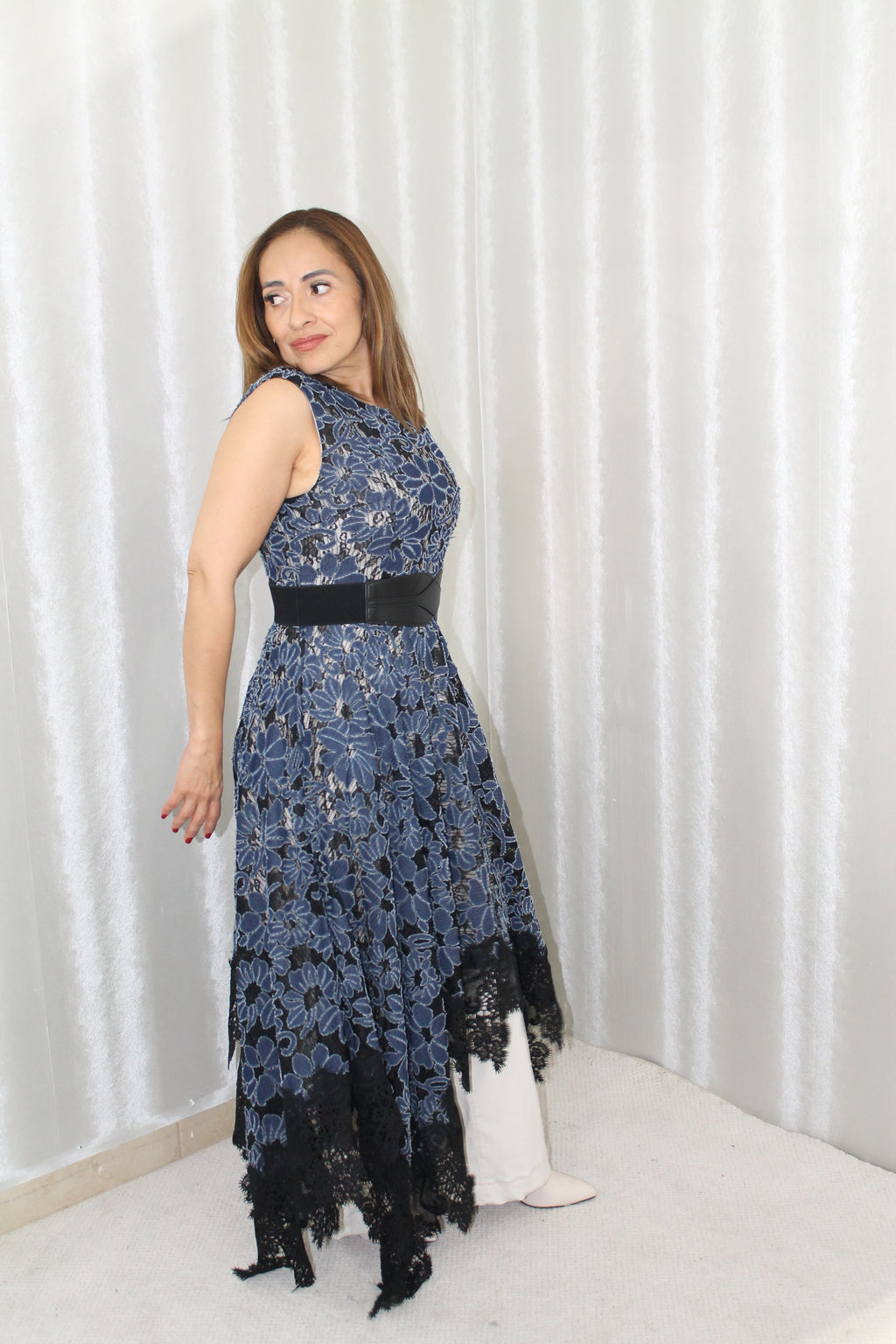 Vestido Largo de Encaje Azul con Bajo Asimétrico – Elegancia Sofisticada