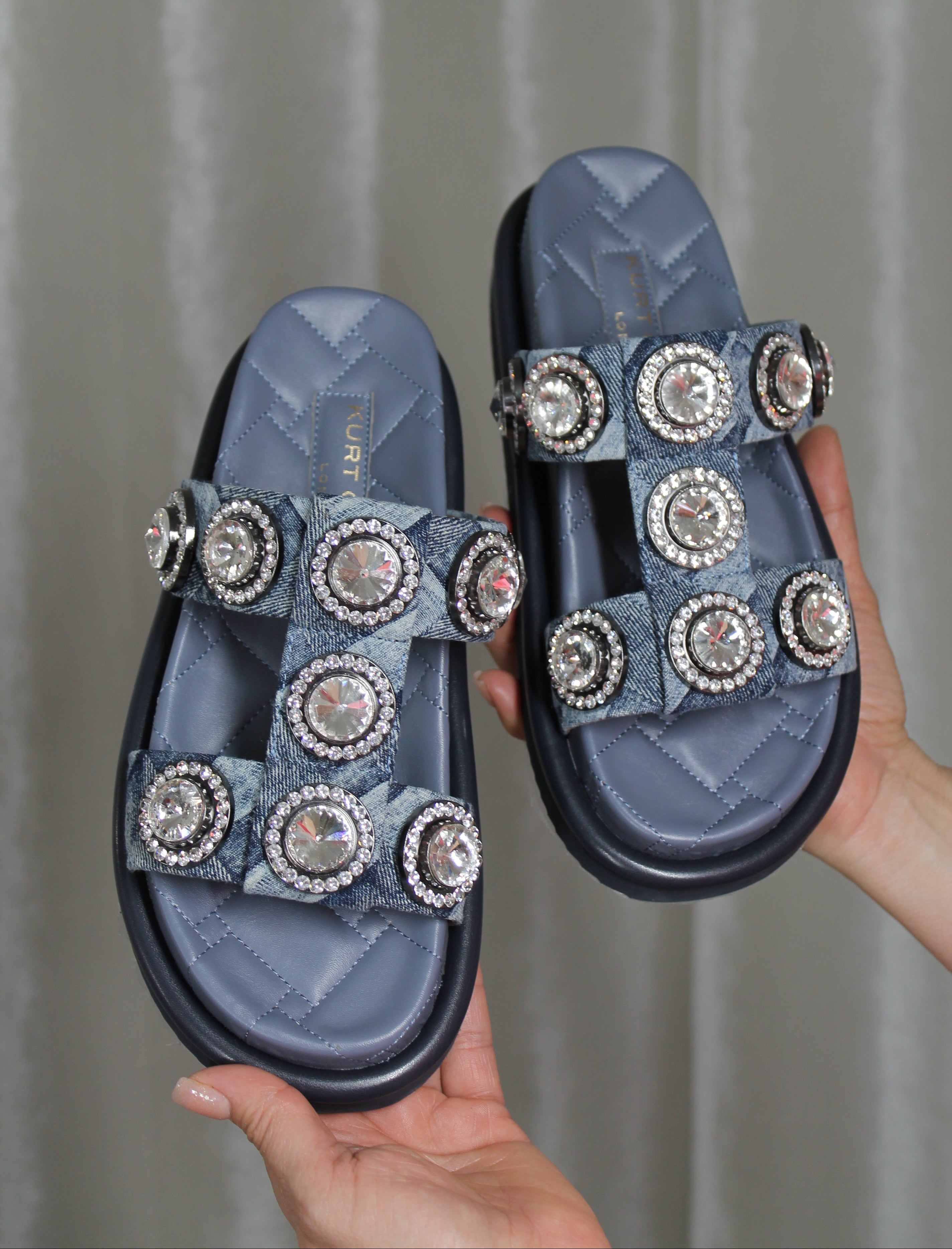 Sandalias Denim con Cristales – Glamour Urbano by Kurt Geiger