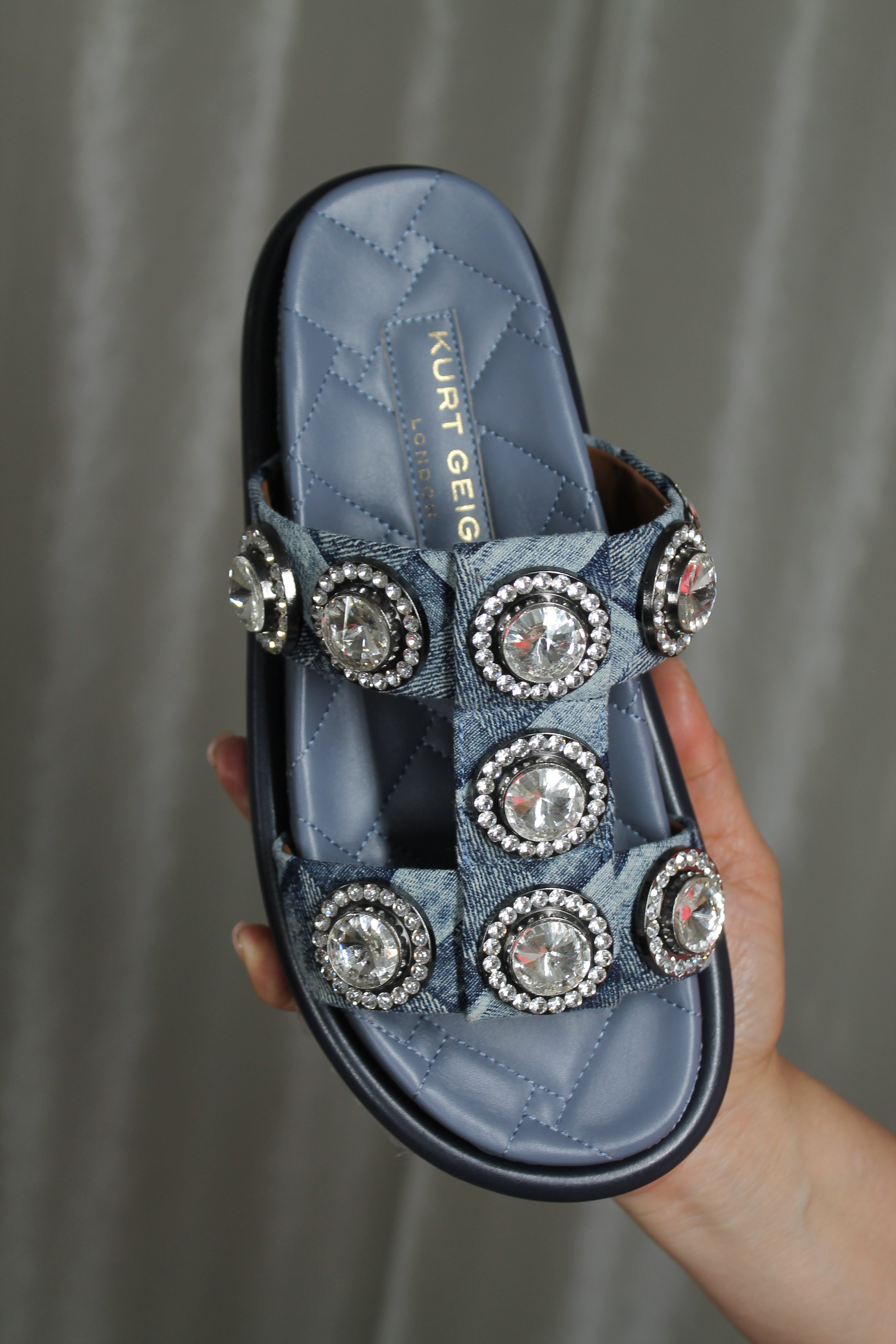 Sandalias Denim con Cristales – Glamour Urbano by Kurt Geiger