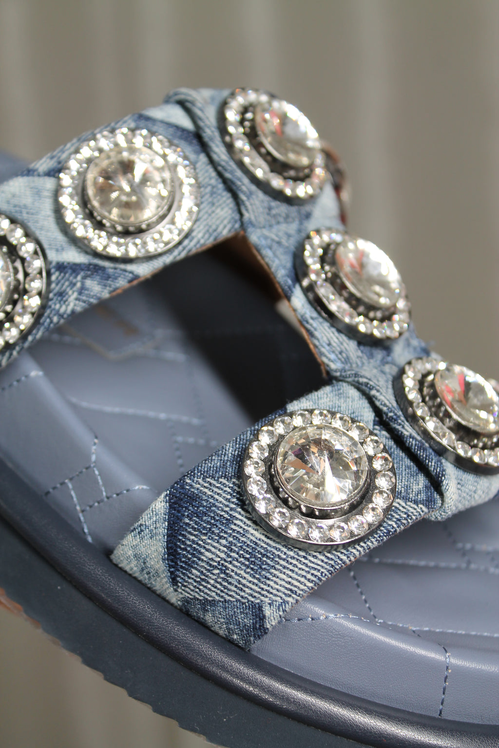 Sandalias Denim con Cristales – Glamour Urbano by Kurt Geiger