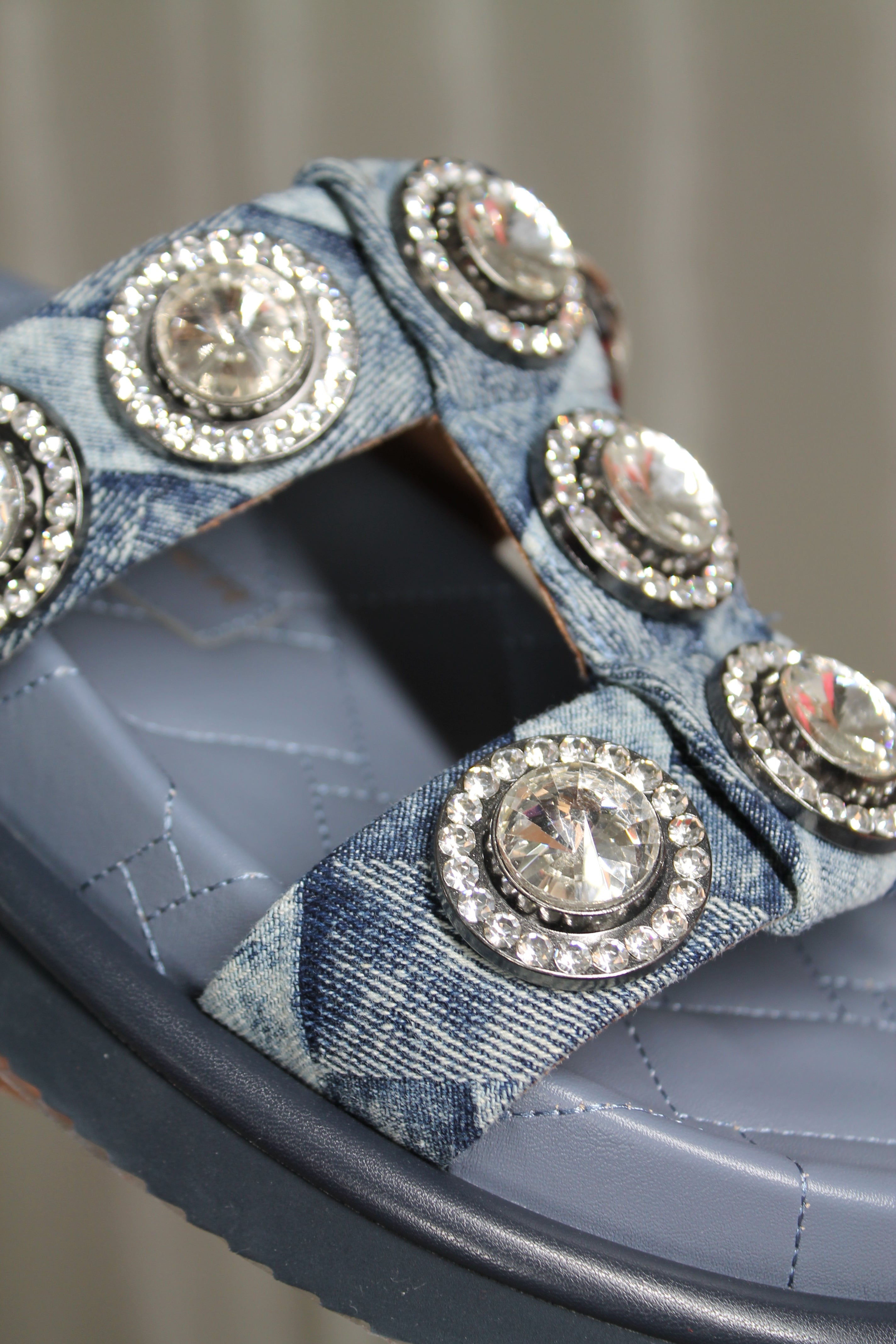 Sandalias Denim con Cristales – Glamour Urbano by Kurt Geiger