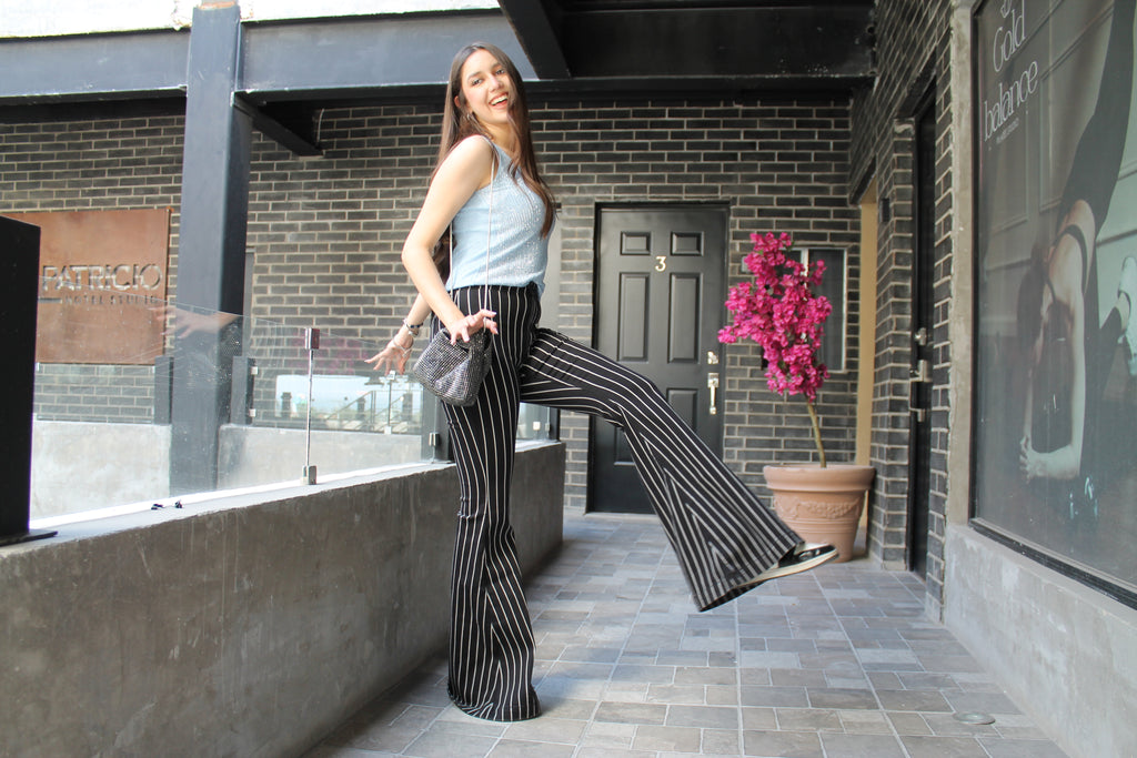 Pantalón Wide Leg Negro con Rayas – Elegancia Atemporal