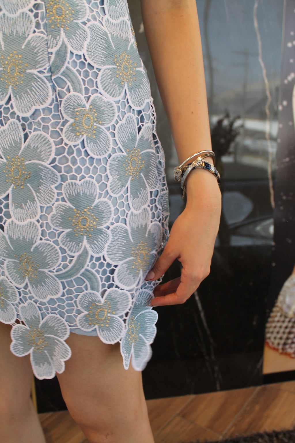 Vestido Encaje Floral Celeste – Feminidad Sofisticada