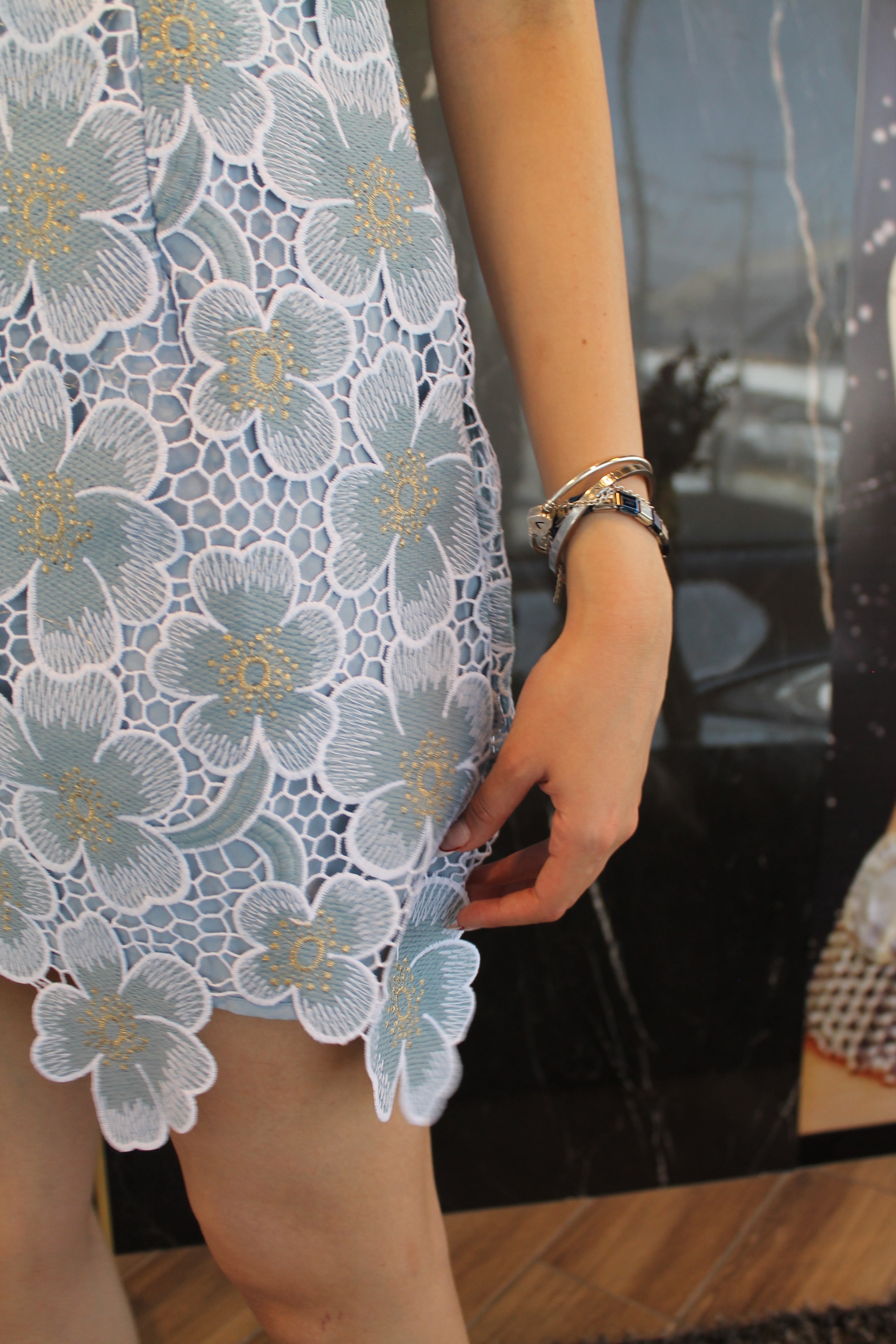 Vestido Encaje Floral Celeste – Feminidad Sofisticada