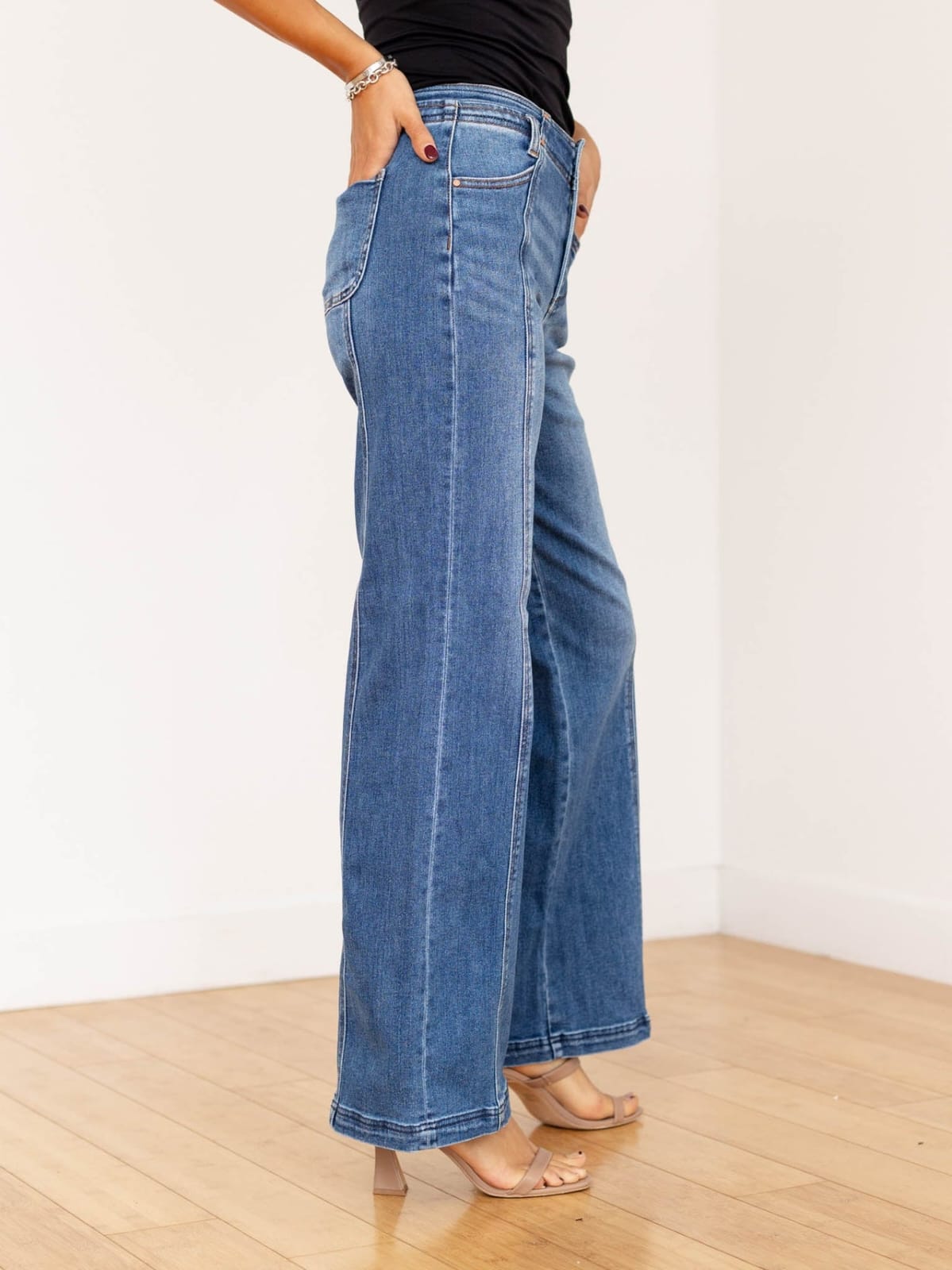 Jean Wide Leg Azul Medio con Costuras – Estilo Moderno y Favorecedor