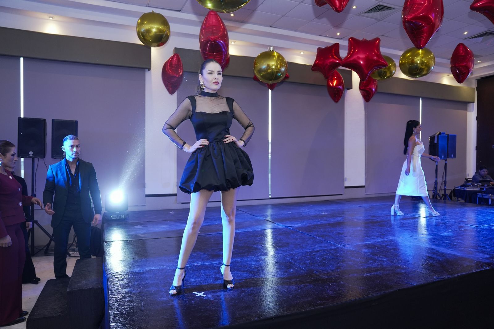 Vestido Negro Corto con Transparencias – Elegancia Escénica