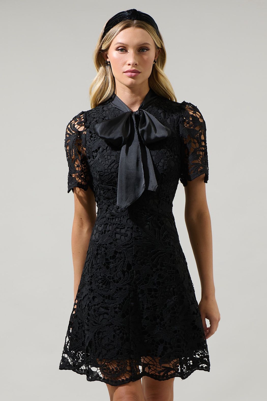 Vestido Negro de Encaje con Moño – Elegancia Clásica y Femenina