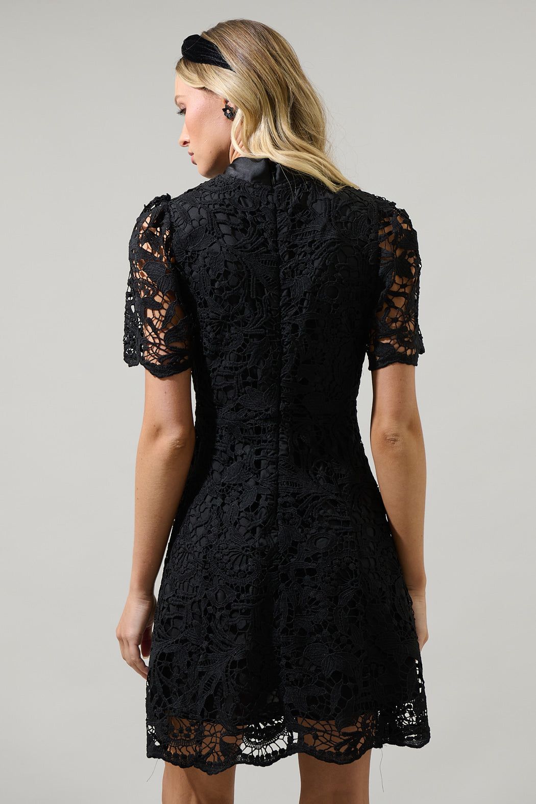 Vestido Negro de Encaje con Moño – Elegancia Clásica y Femenina