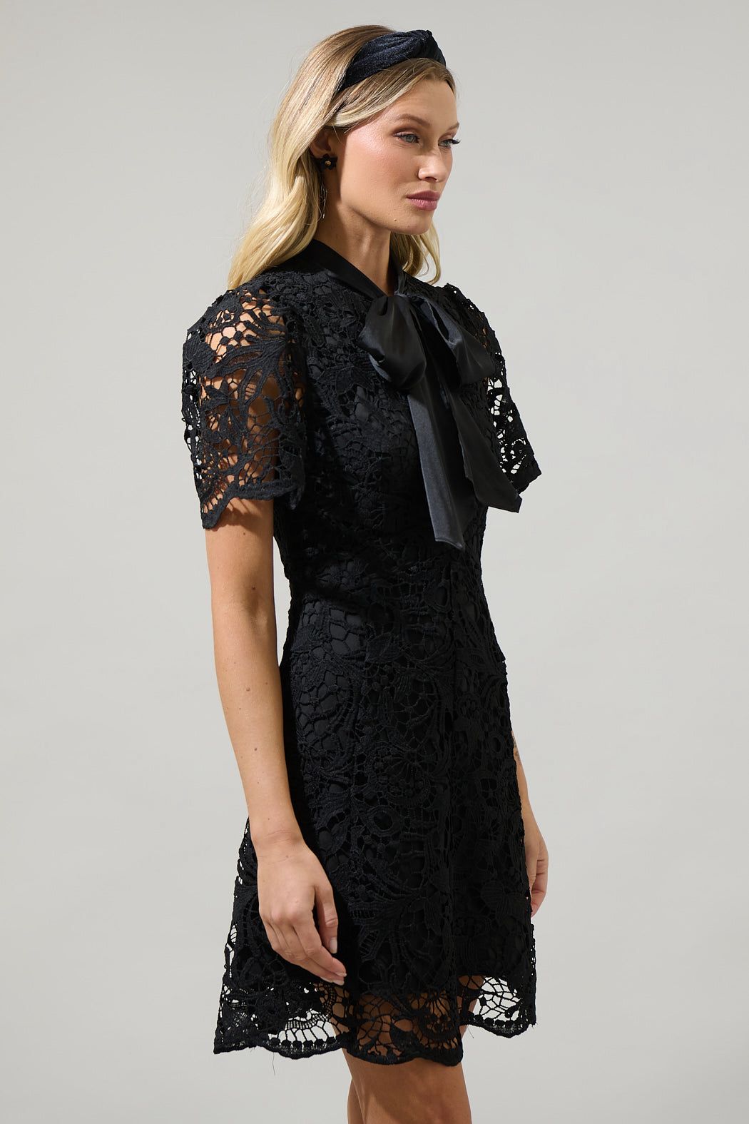 Vestido Negro de Encaje con Moño – Elegancia Clásica y Femenina