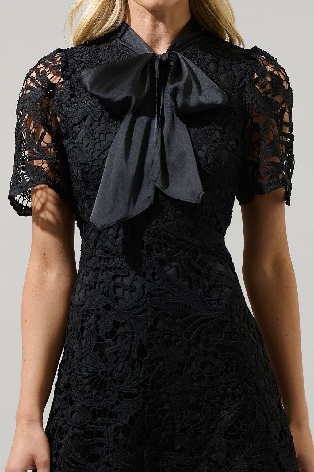 Vestido Negro de Encaje con Moño – Elegancia Clásica y Femenina