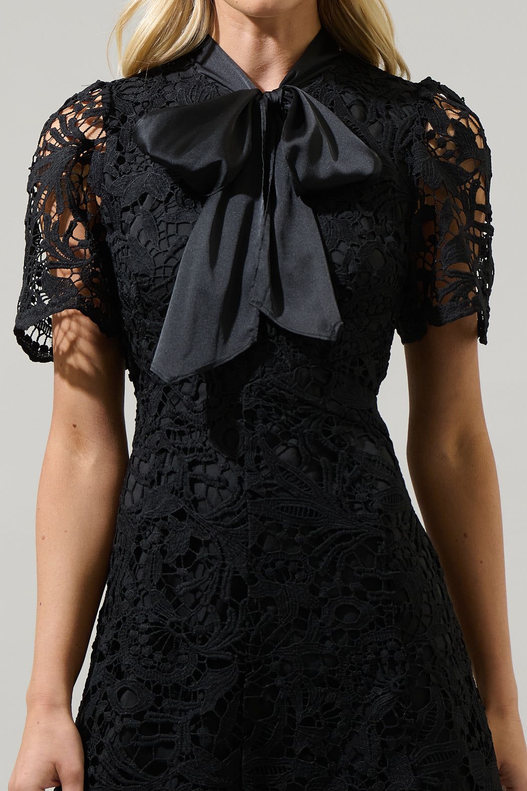 Vestido Negro de Encaje con Moño – Elegancia Clásica y Femenina