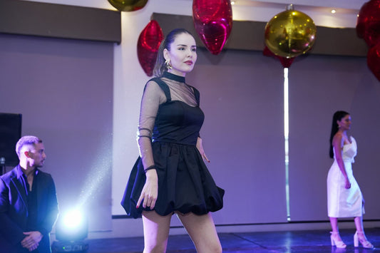 Vestido Negro Corto con Transparencias – Elegancia Escénica