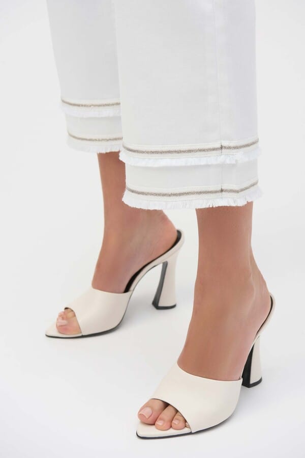 Jean Blanco con Dobladillo Desflecado – Chic y Contemporáneo