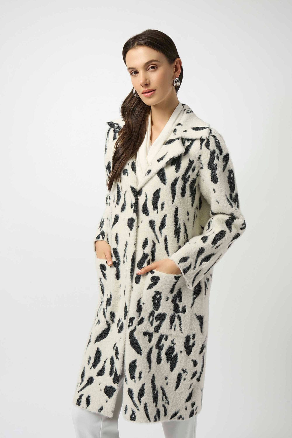 Abrigo Animal Print con Detalles de Peluche – Elegancia Invernal 253904