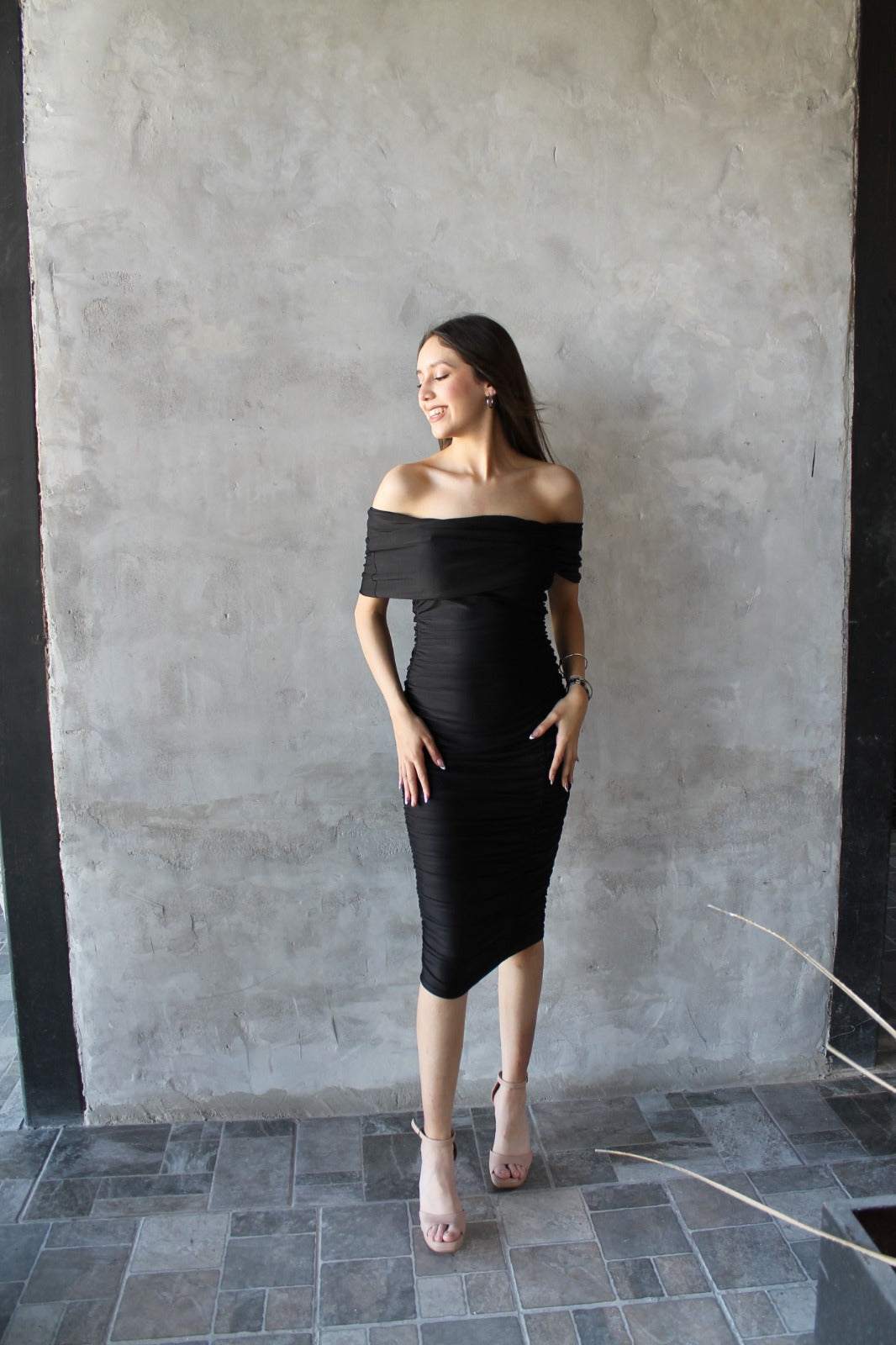 Vestido Negro Off Shoulder Midi – Sofisticación Atemporal