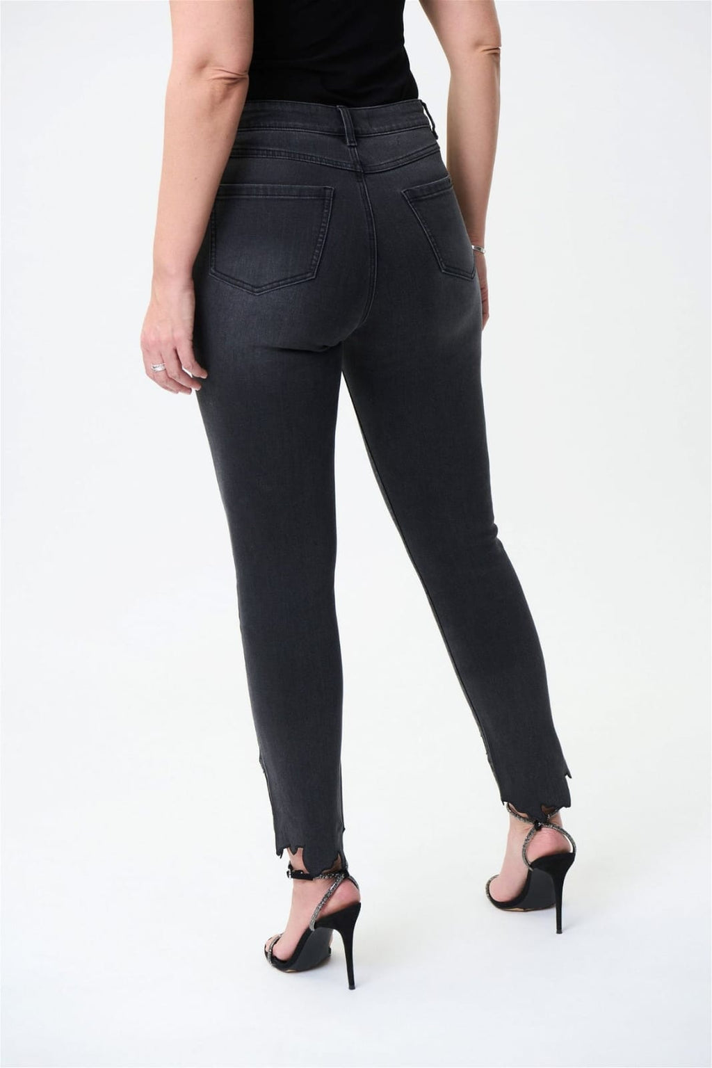 Jean Gris Detalle Recortado – Elegancia con Actitud