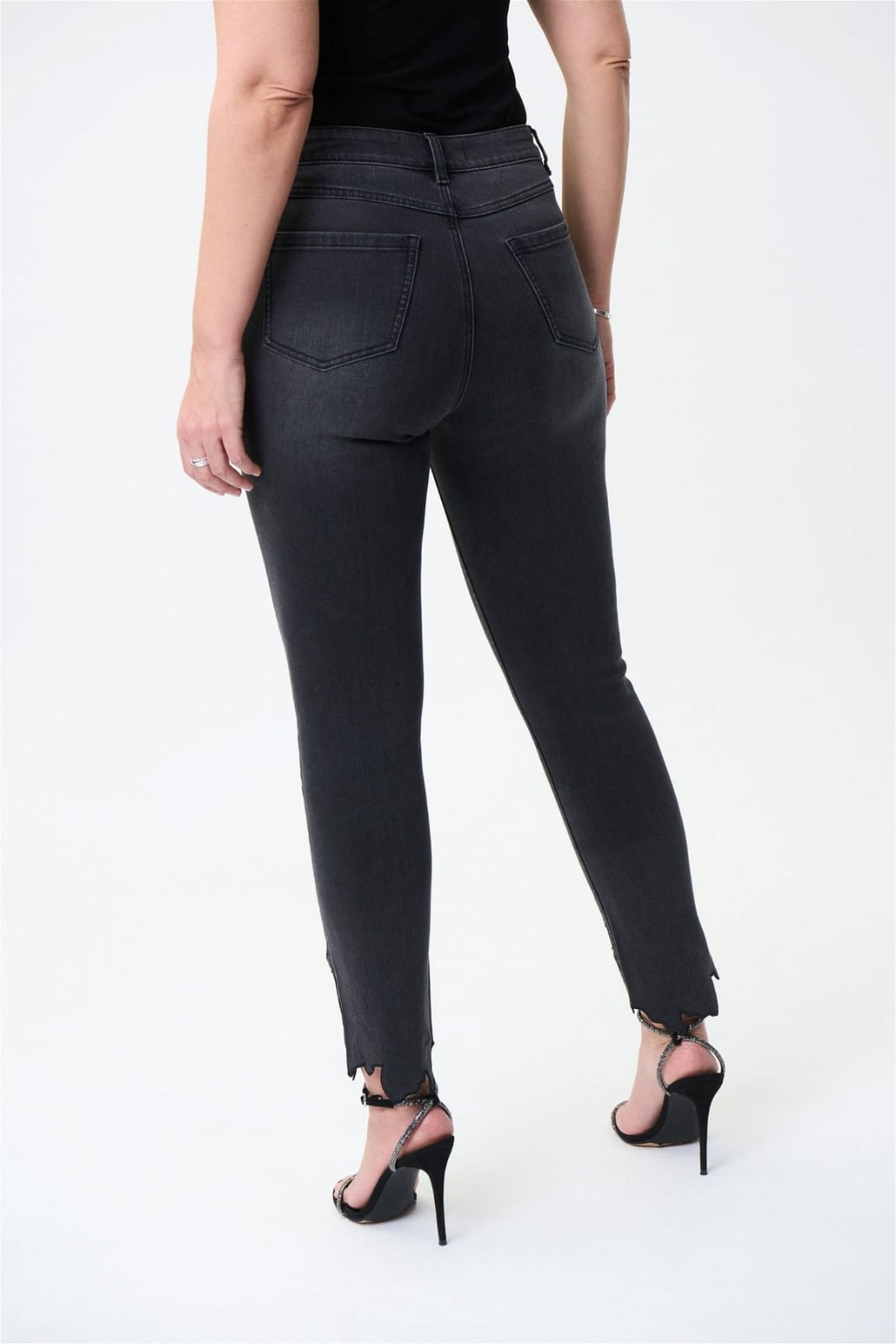 Jean Gris Detalle Recortado – Elegancia con Actitud
