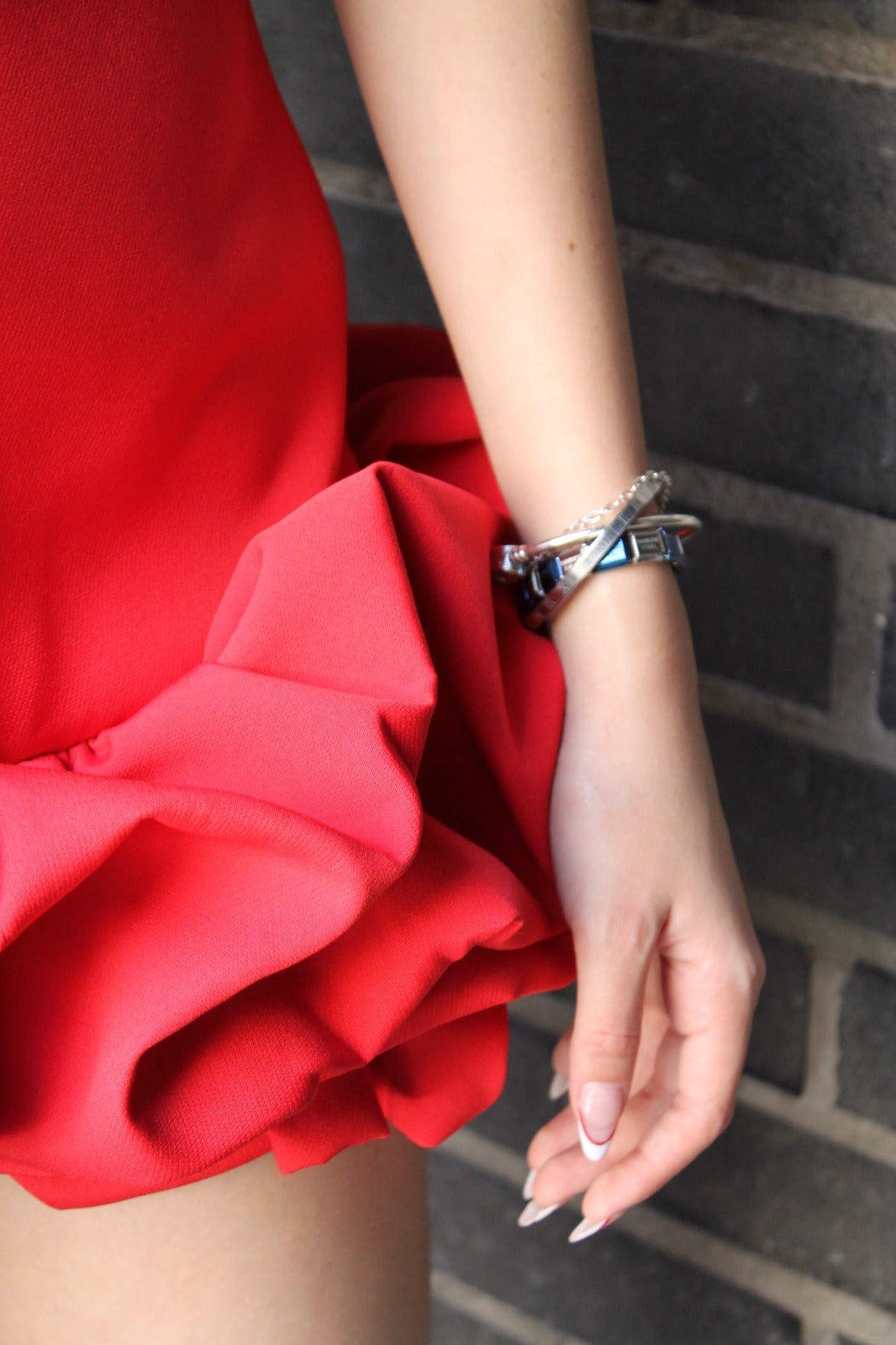 Vestido Rojo Mini con Volantes – Impacto y Sofisticación