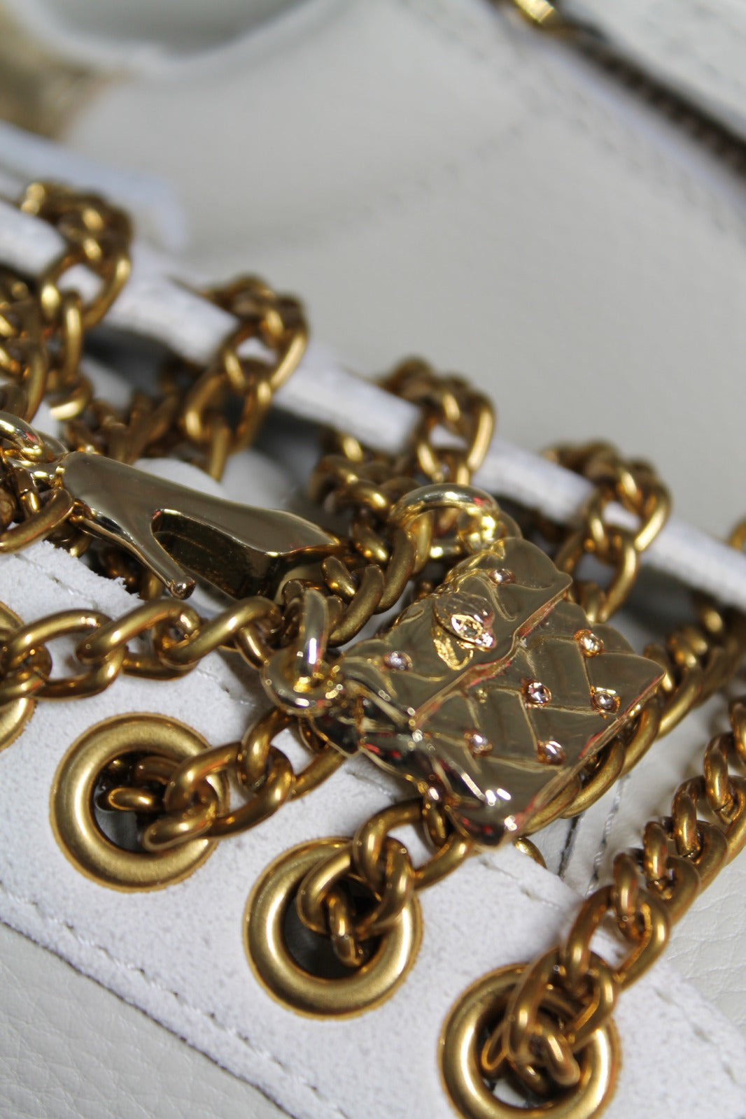 Sneakers Blancos Gold Chain – Kurt Geiger – Lujo Urbano
