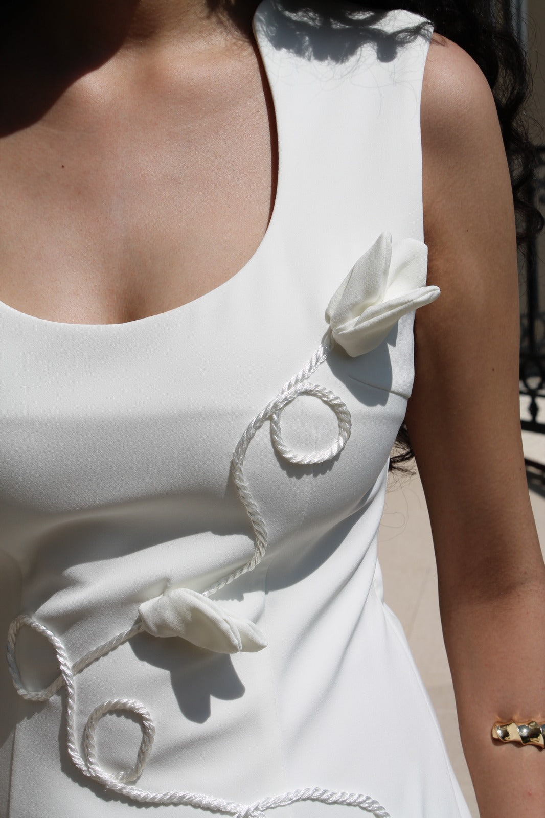 Vestido  Blanco Asimétrico con Aplicaciones Florales - 216