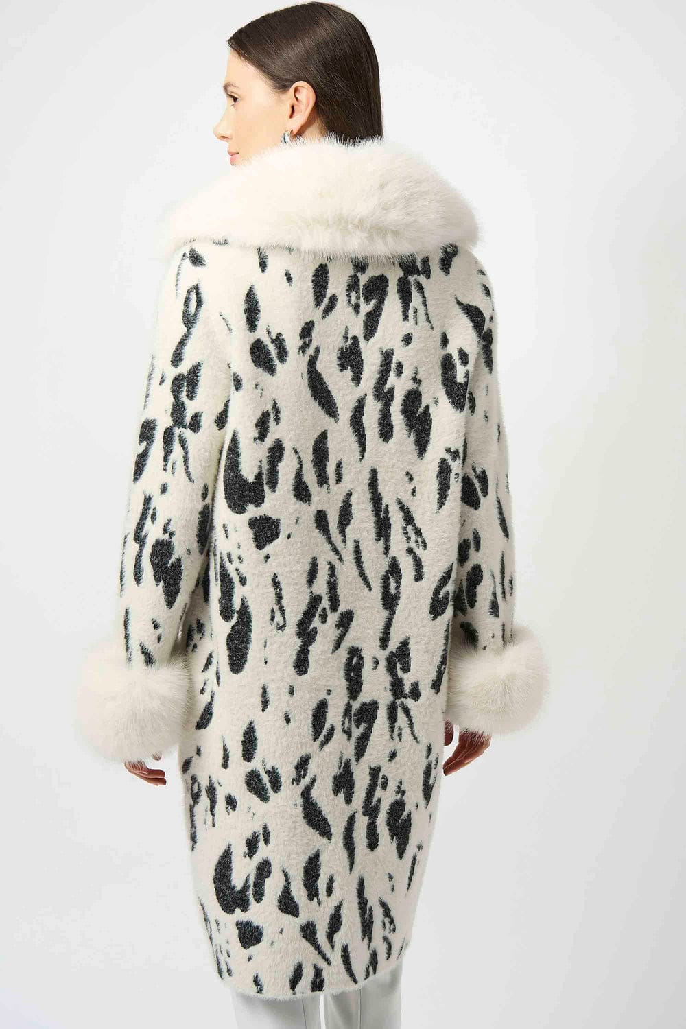 Abrigo Animal Print con Detalles de Peluche – Elegancia Invernal 253904
