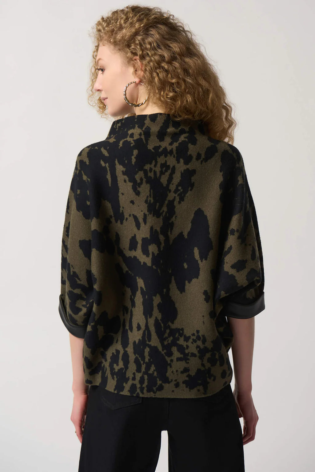Suéter Joseph Ribkoff Estampado Verde Olivo y Negro – Elegancia Vanguardista