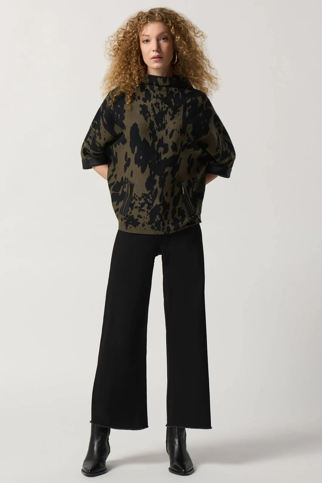 Suéter Joseph Ribkoff Estampado Verde Olivo y Negro – Elegancia Vanguardista