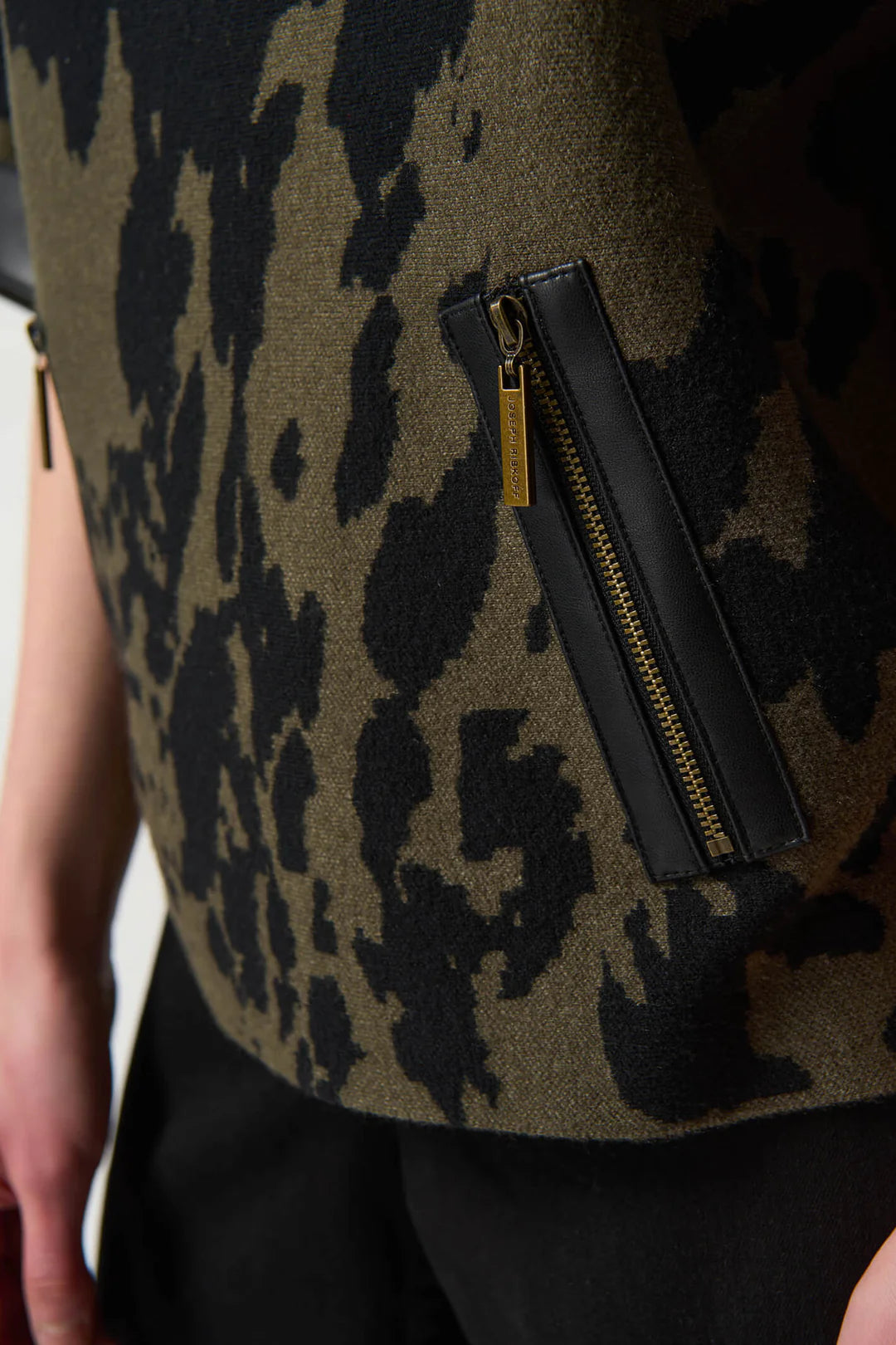 Suéter Joseph Ribkoff Estampado Verde Olivo y Negro – Elegancia Vanguardista
