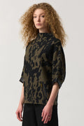Suéter Joseph Ribkoff Estampado Verde Olivo y Negro – Elegancia Vanguardista