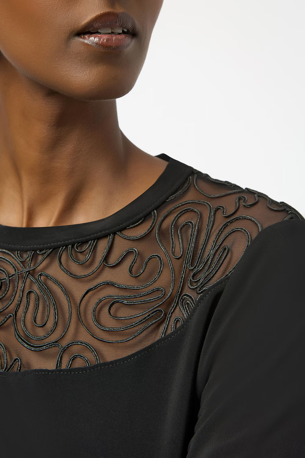 Blusa Negra con Transparencia Artística – Elegancia Sofisticada