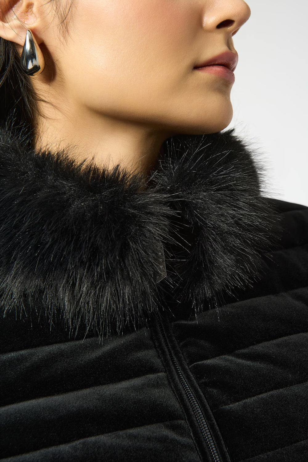 Chaqueta Acolchada Black con Cuello de Pelo – Joseph Ribkoff 253928