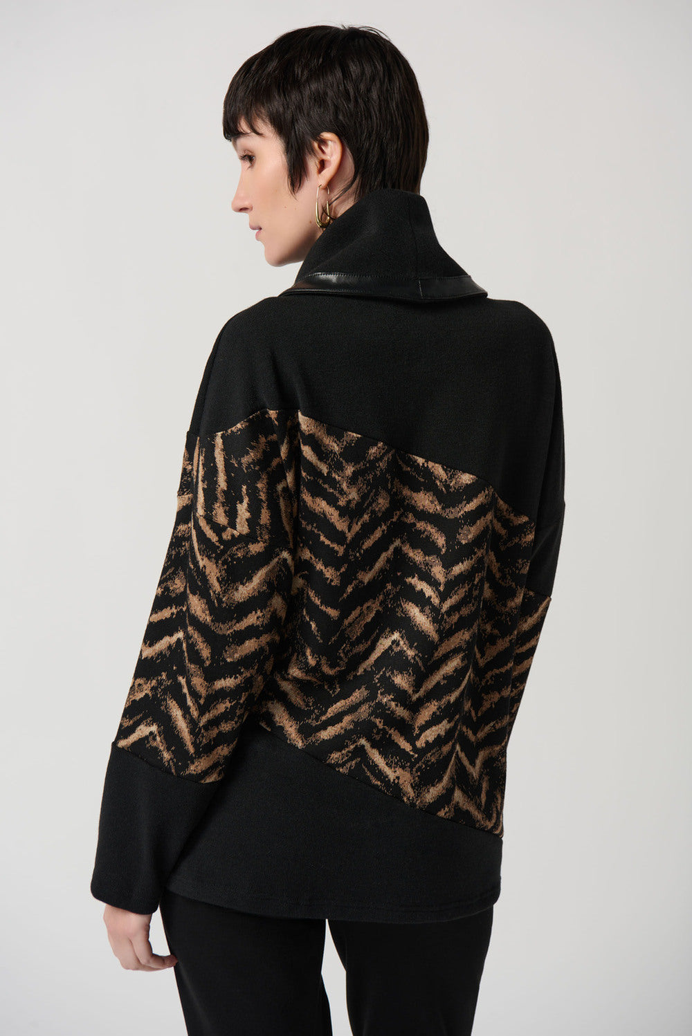 Blusa Animal Print con Cuello Drapeado – Sofisticación Urbana