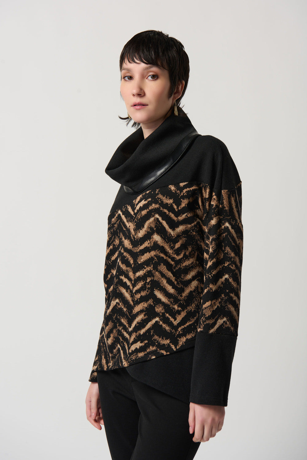 Blusa Animal Print con Cuello Drapeado – Sofisticación Urbana