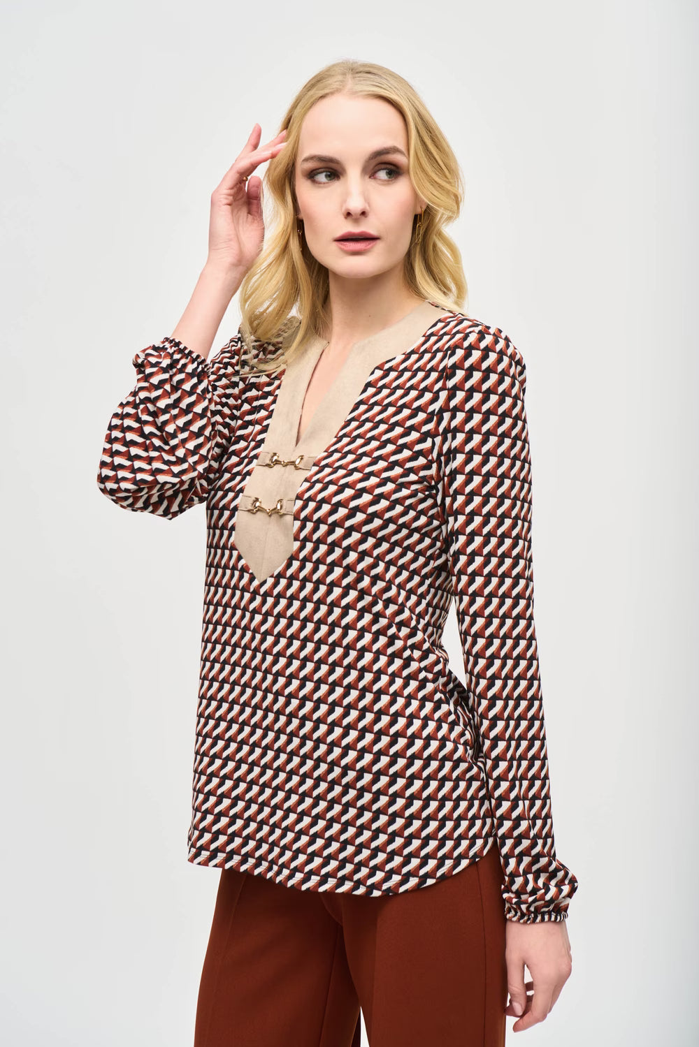Blusa Estampada Geométrica con Detalle Metálico – Joseph Ribkoff 243184