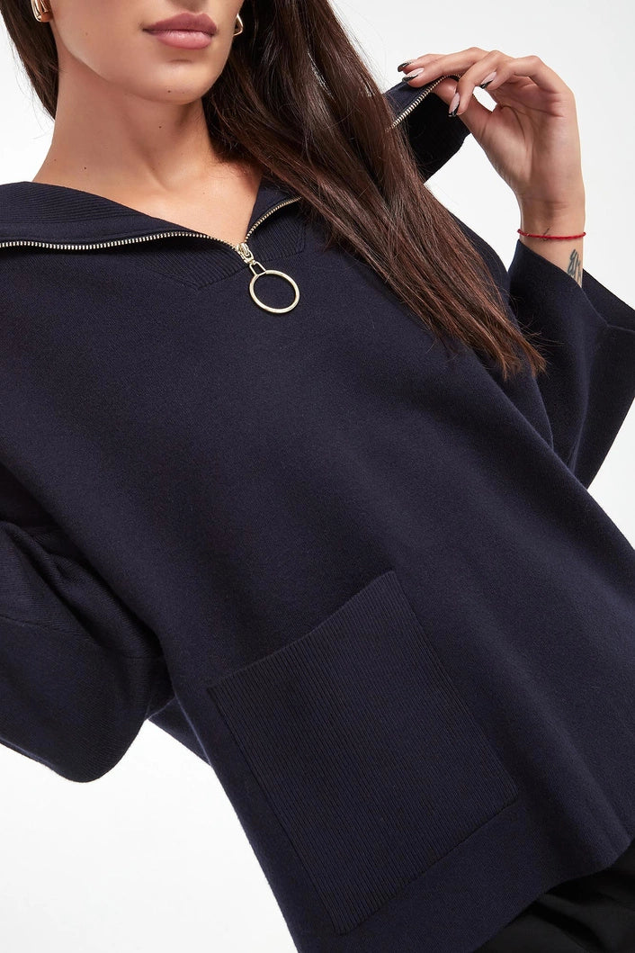 Blusa Oversize con Cierre Metálico – Elegancia Moderna